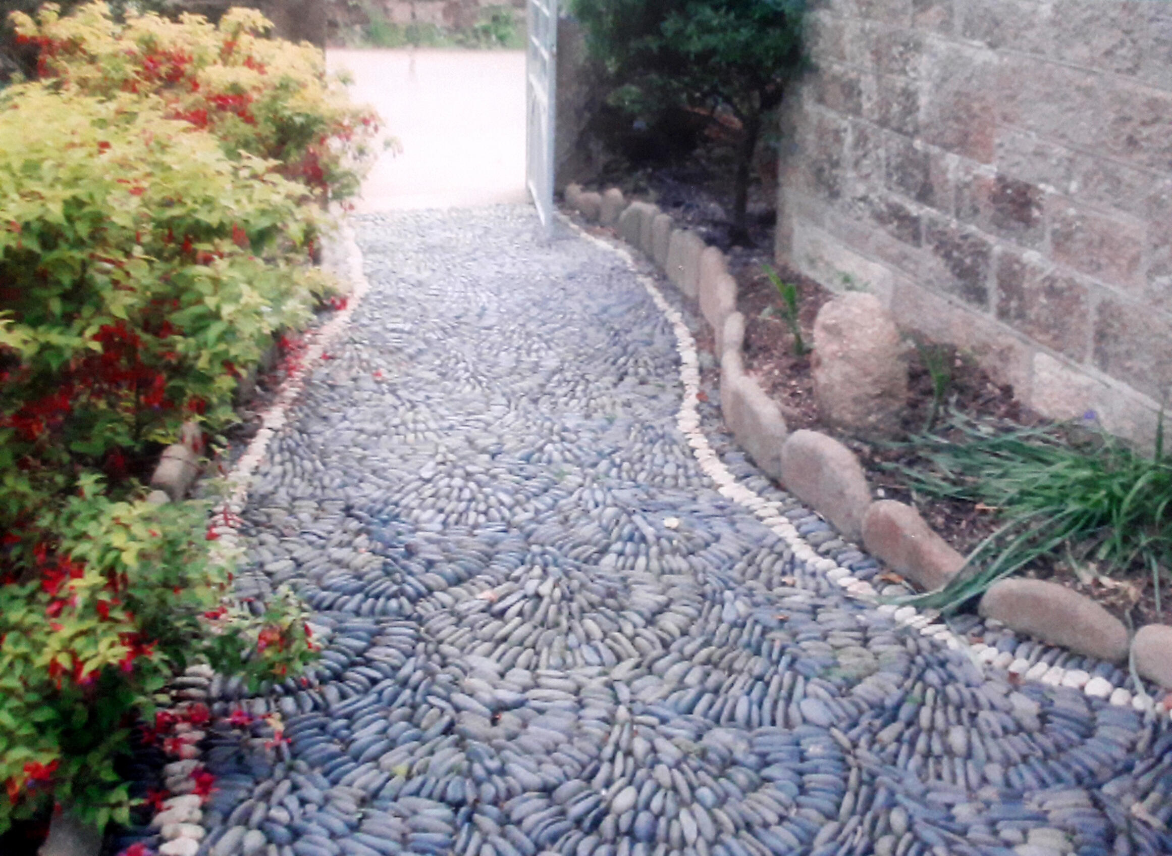 BESPOKE GARDEN FEATURES - Custom garden features including mosaics, murals, seating areas and unique decorative elements.